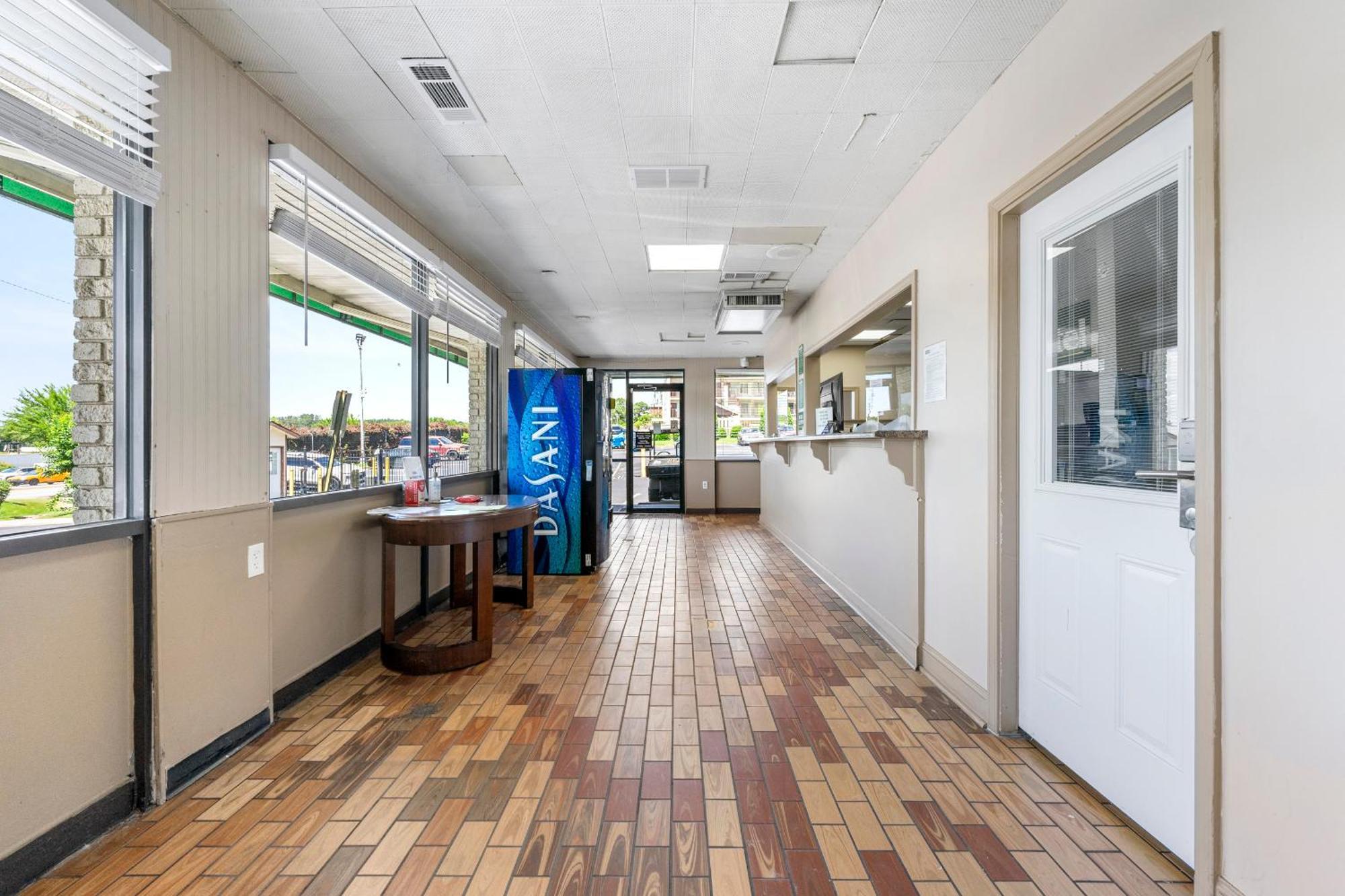Budgetel And Hotel Lodge West